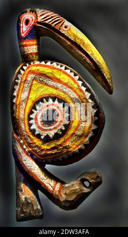 Vogelfigur ( bunte Hornbill Emblem Abelam Menschen, der Vogel bewachte den Eingang zu einem Herrenhaus`s ) Maprik Anfang 20th Jahrhundert Papua, Neuguinea, Indonesien Stockfoto